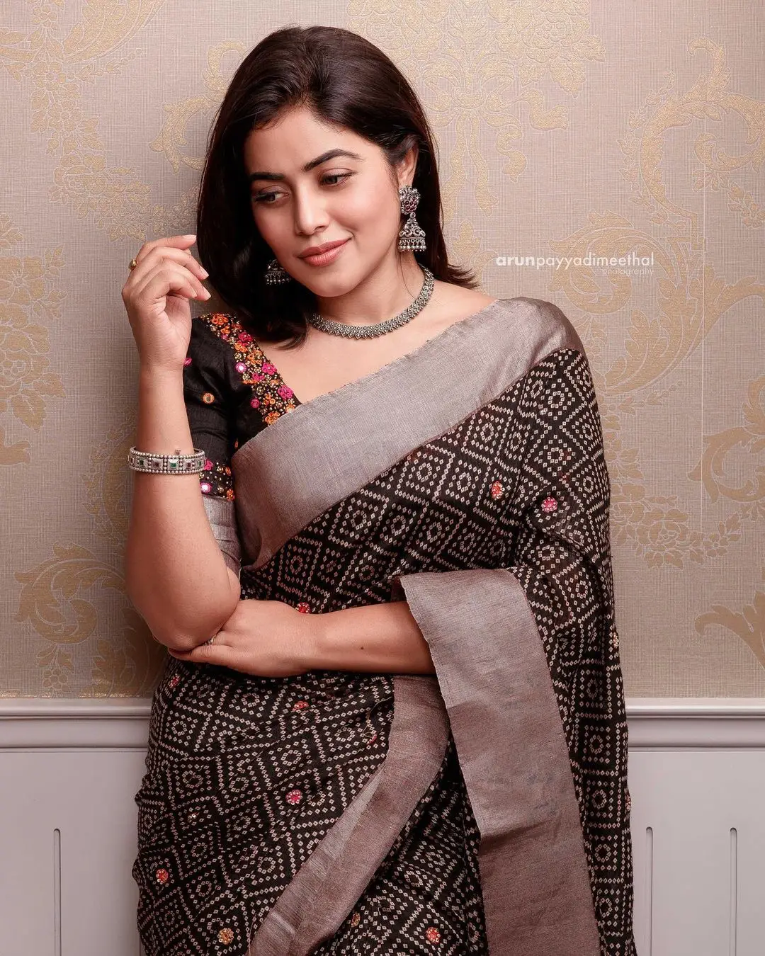 Shamna Kasim Mesmerizing Looks In Beautiful Black Saree Blouse